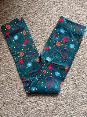 NWOT Holiday Green Christmas Ornament Print Leggings